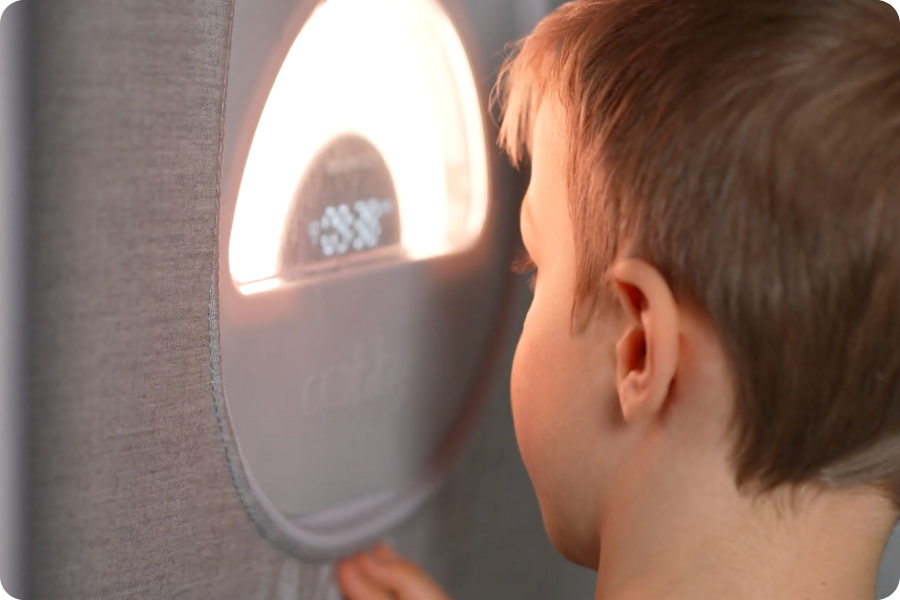 Child with the Dream Hub light and sound
